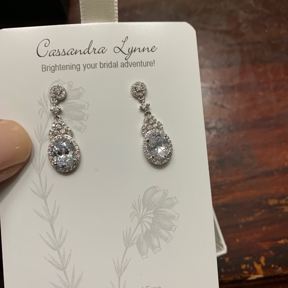 NWOT Beautiful bridal dangles - Picture 3 of 3